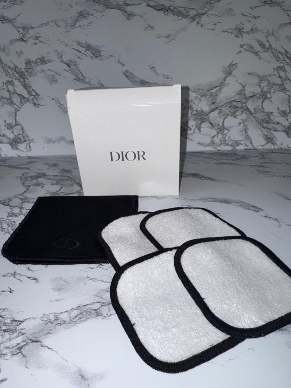 NWT Dior reusable make up remover pads 4pk with sleeve holder
Never used